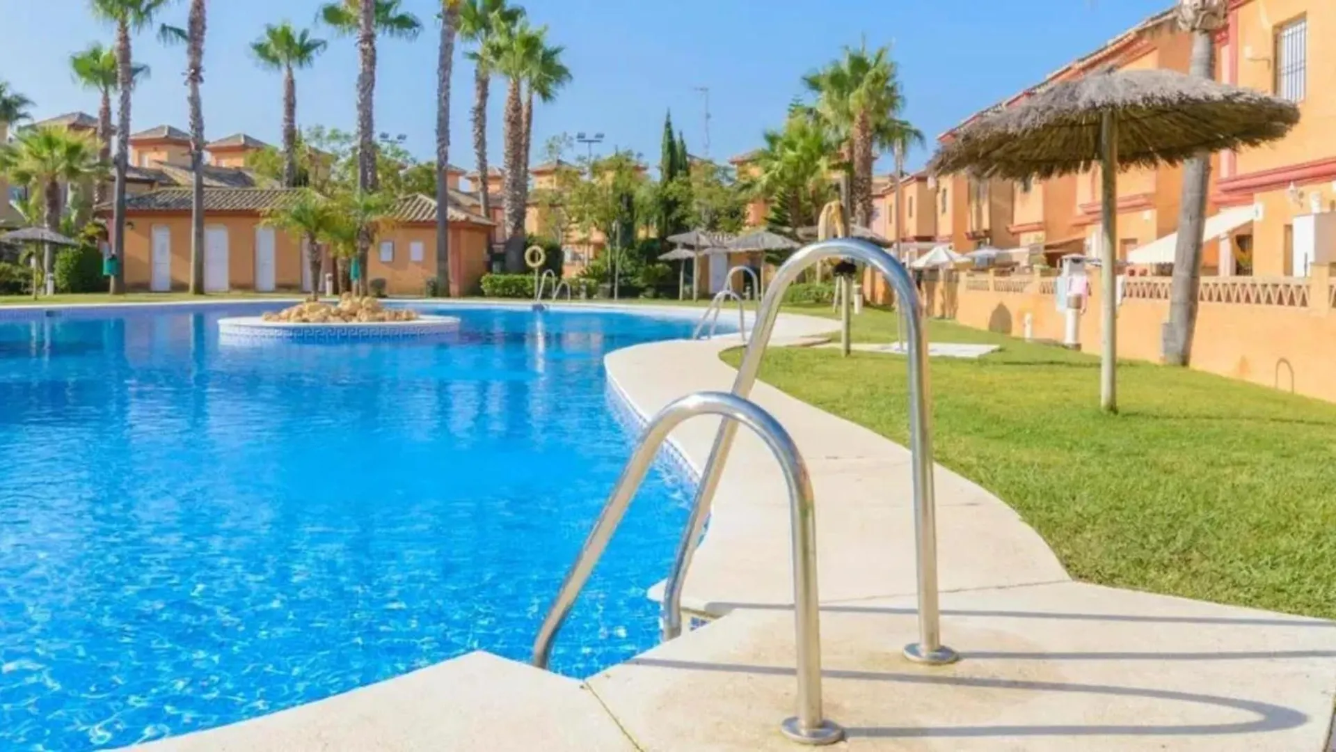 Hébergement de vacances Villa Inviting House In Lepe With Shared Pool.